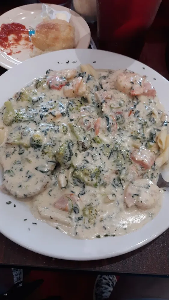 Penne Pasta w Alfredo Sauce w Chicken and Shrimp w Mushrooms Broccoli & Spinach